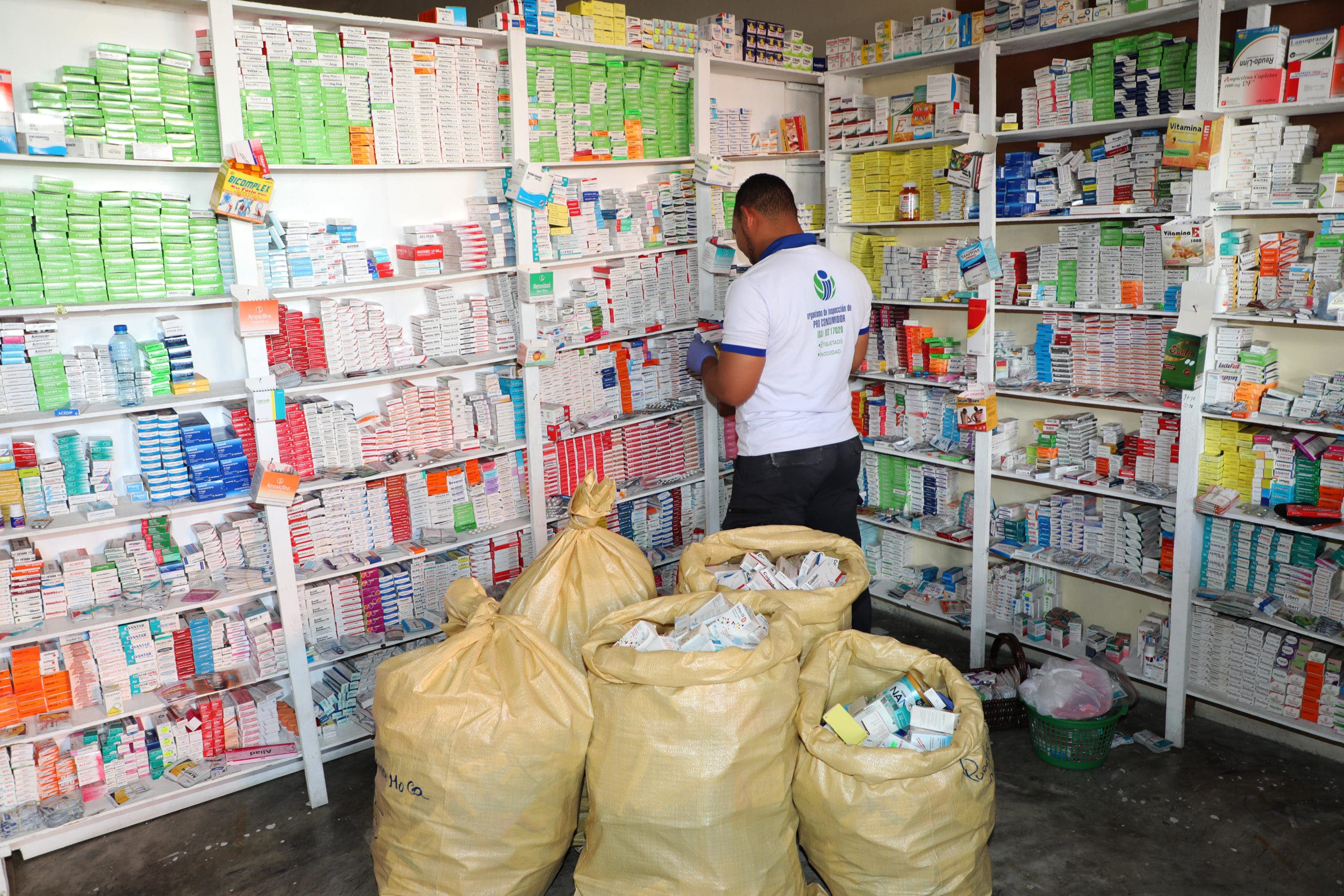 Pro Consumidor retira miles de medicamentos no aptos para consumo humano en Moca