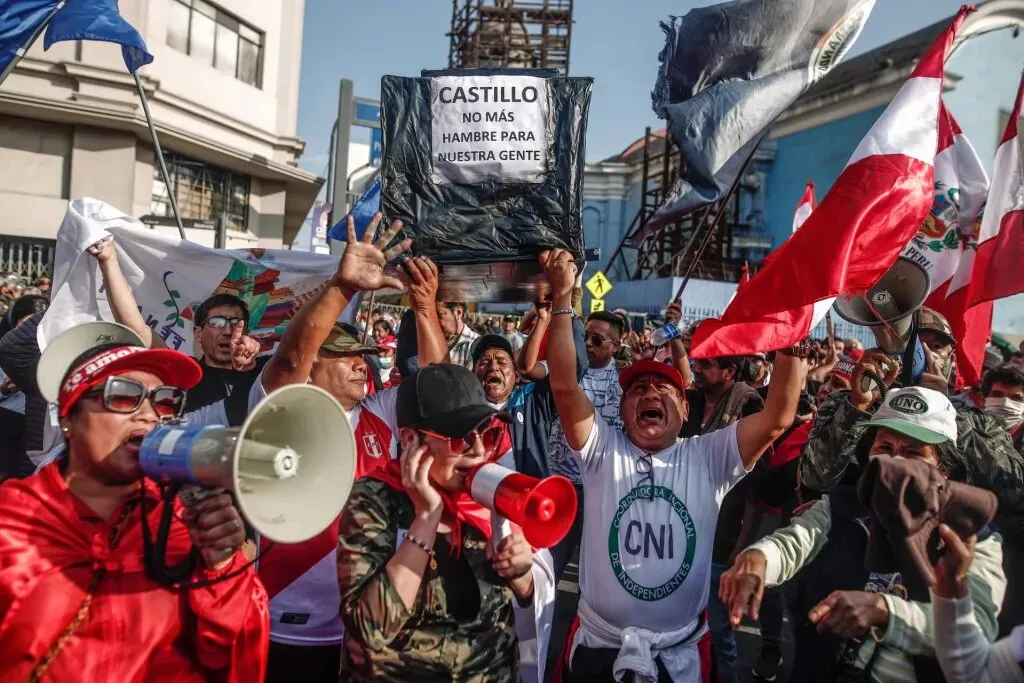 Miles de peruanos marchan contra el Gobierno y piden la renuncia de Pedro Castillo