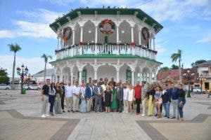 Bailarines de bachata fueron  declarados visitantes distinguidos por la Alcaldía de la provincia