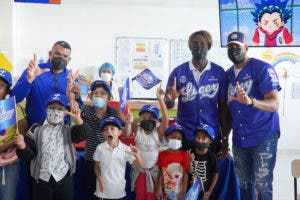 Tigres del Licey visita a niños internos oncológico INCART