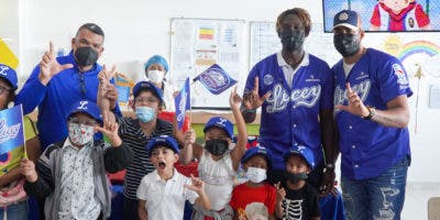 Tigres del Licey visita a niños internos oncológico INCART