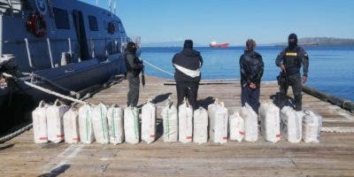 Apresan a dos hombres con 444 paquetes de droga a bordo de una lancha