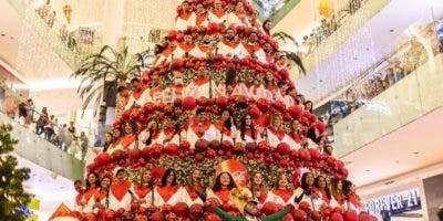 Ágora Mall inaugura su navidad con las 60 voces en su Árbol que Canta