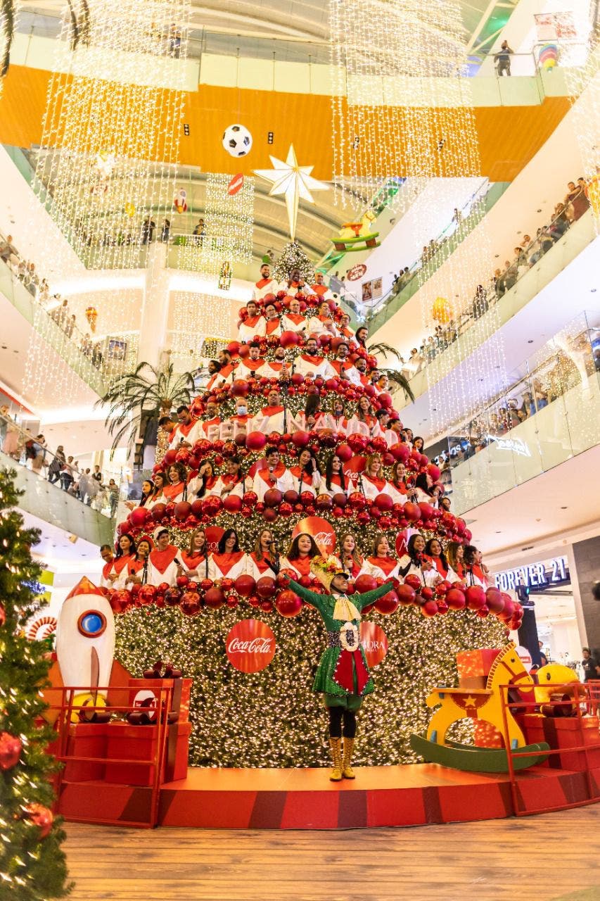 Ágora Mall inaugura su navidad con las 60 voces en su Árbol que Canta