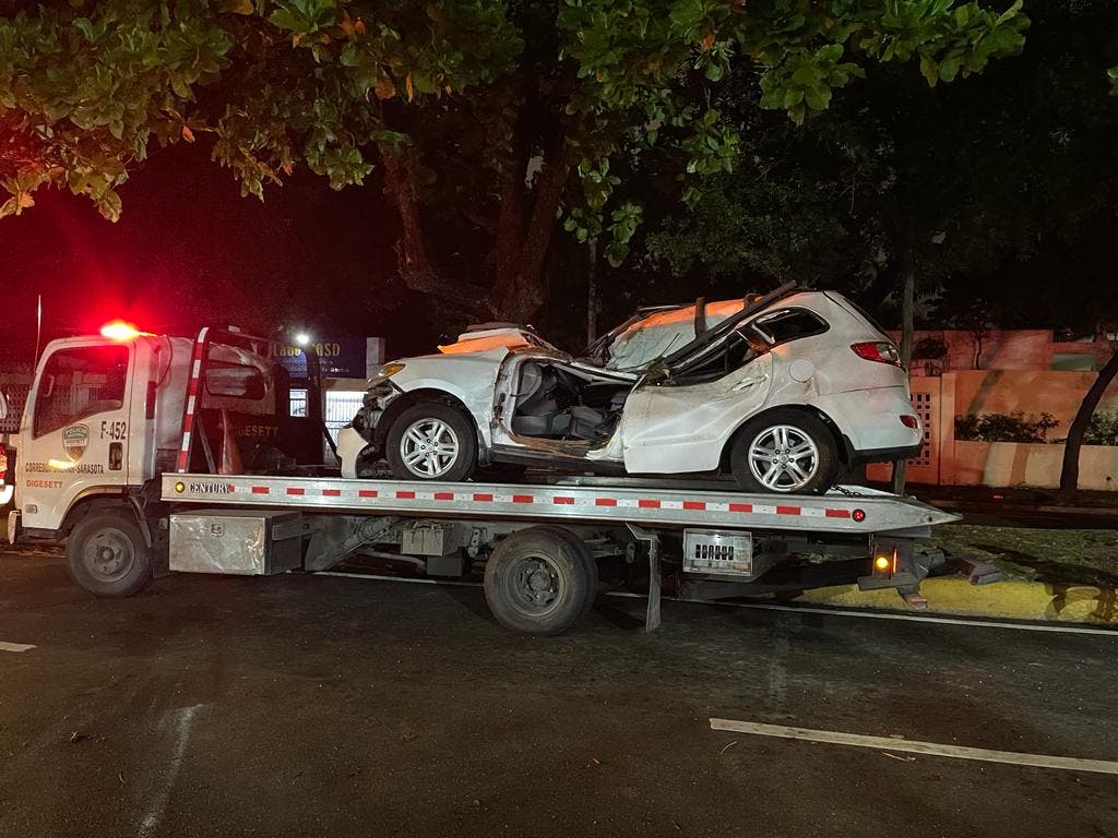 Hombre muere tras caerle árbol a vehículo