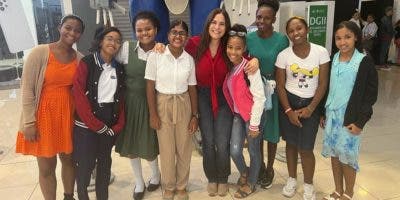 Diez niñas dominicanas se preparan para visitar el Space Center de la NASA