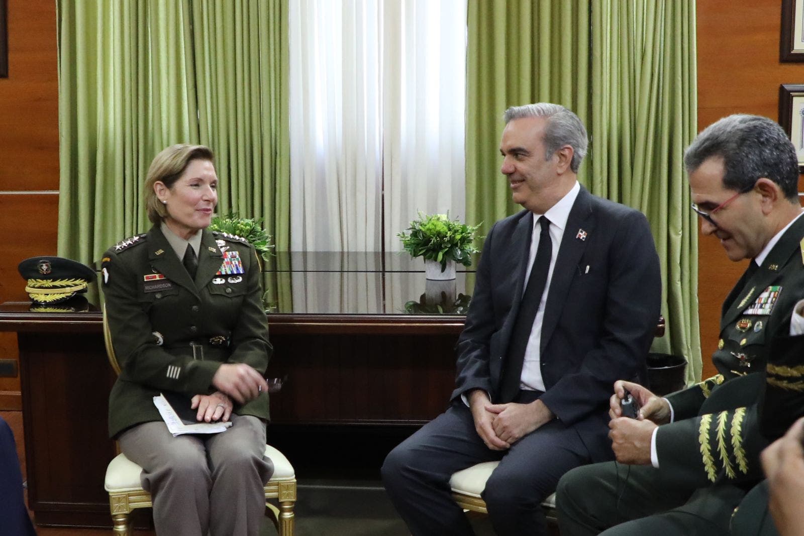 Abinader se reúne con comandante del Comando Sur EE.UU., pero no ofrece detalles de lo abordado