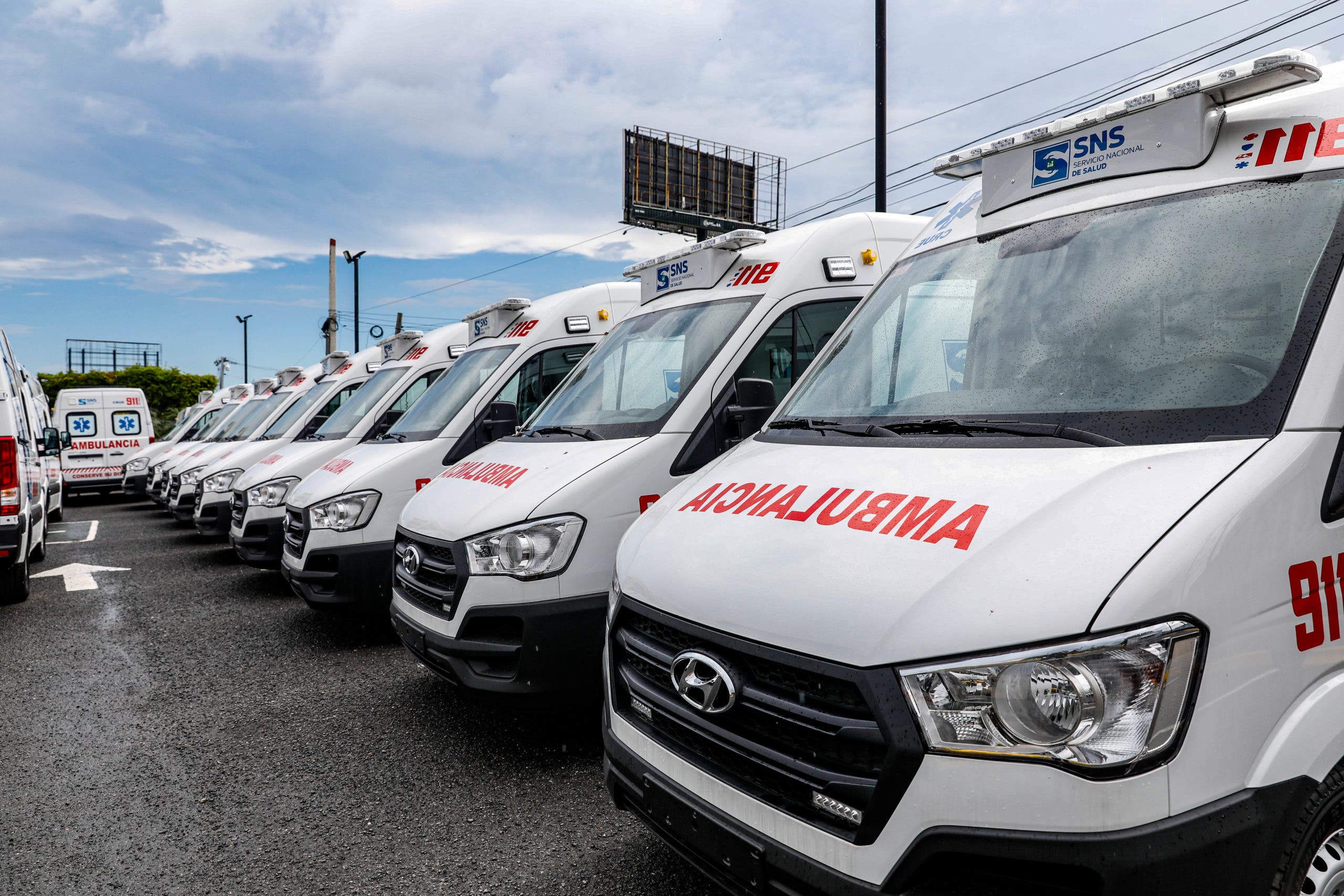 Sistema 911 entrega 33 nuevas ambulancias al SNS