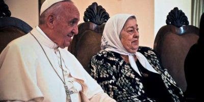 El papa Francisco resalta la “valentía” y “coraje” de Hebe de Bonafini
