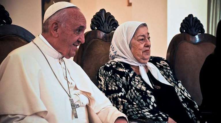 El papa Francisco resalta la “valentía” y “coraje” de Hebe de Bonafini