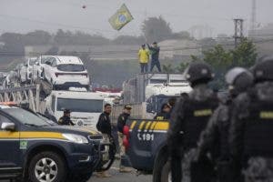 Bolsonaro calla y camioneros exigen un golpe contra la victoria de Lula