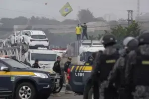 Bolsonaro calla y camioneros exigen un golpe contra la victoria de Lula