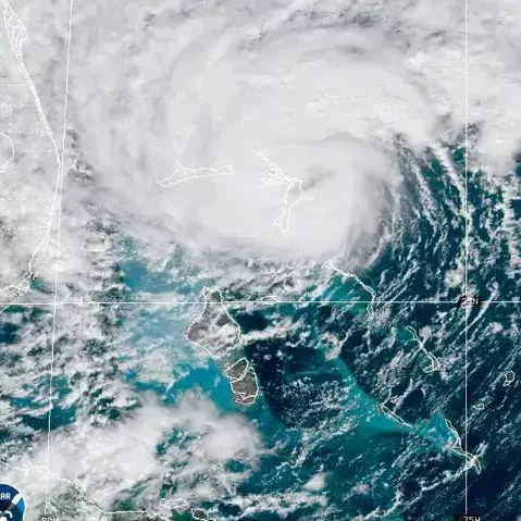 Tormenta Nicole toca tierra en Bahamas; se dirige a Florida