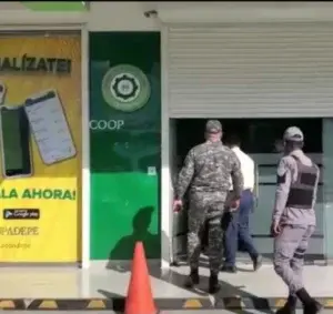 Arrestan a dos personas por asalto a sucursal de cooperativa en Moca