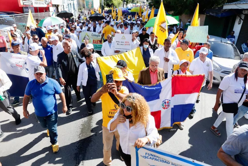 Marchan contra las ARS y AFP en Azua