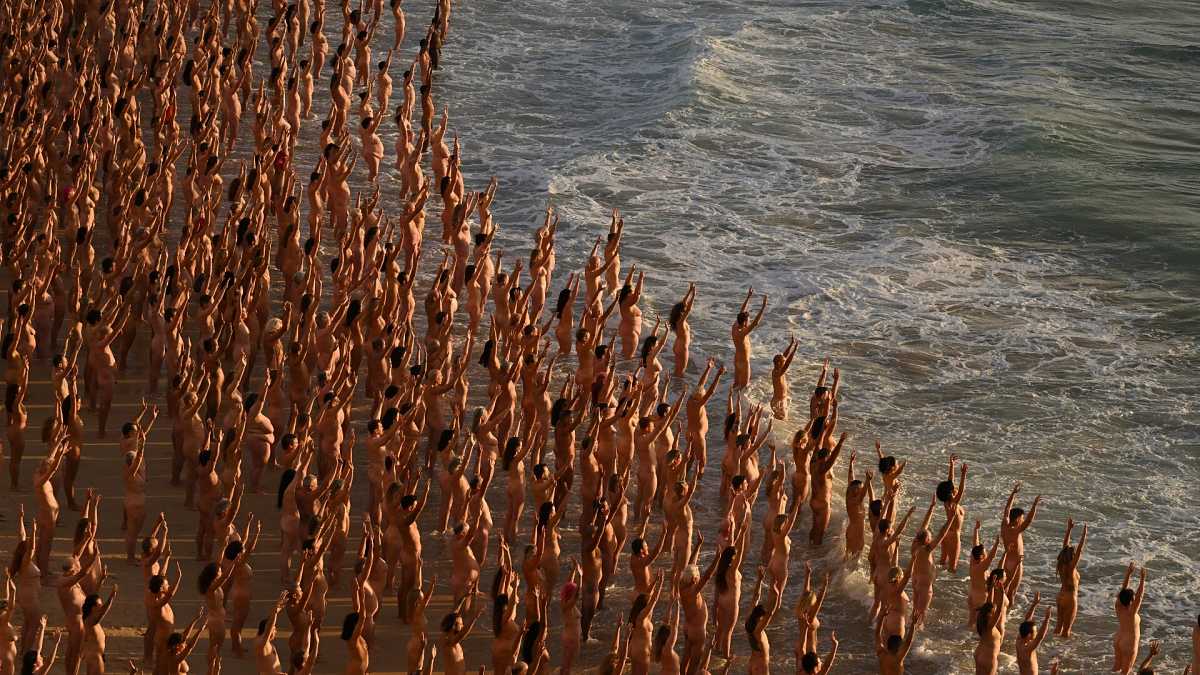 Más de 2,000 personas se desnudan en playa australiana contra cáncer de piel