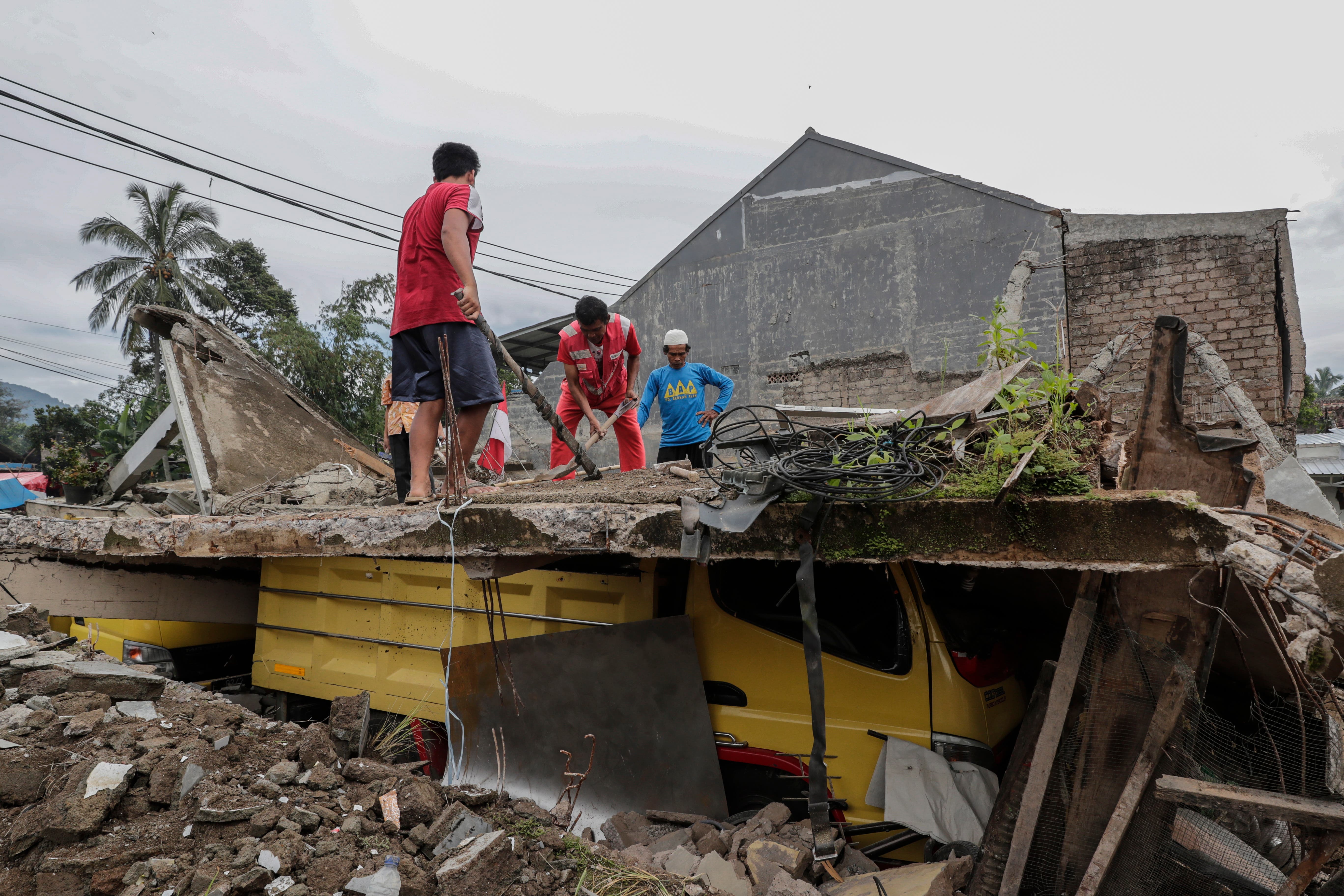 Suben a 310 los muertos por el terremoto en Indonesia
