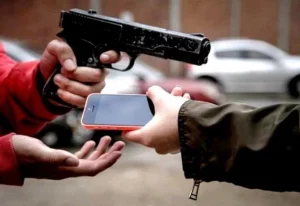 Mientras la Policía anuncia logros, la delincuencia azota a moradores en barrios de Villa Mella