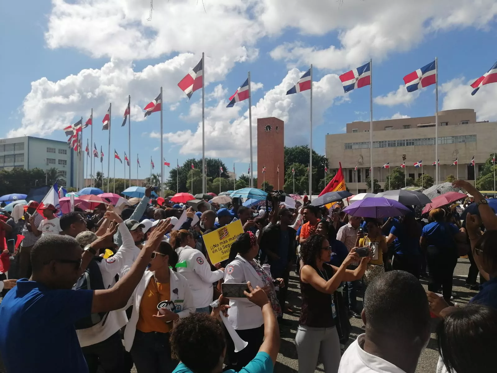 Marcha de médicos llega al Congreso Nacional; cuestionan administración ARS