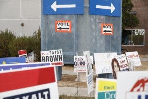 Cierran los primeros centros de voto en elecciones de medio mandato en EEUU