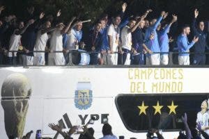 Una multitud recibe a la victoriosa selección argentina