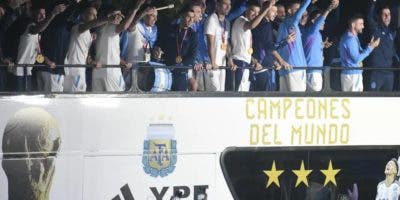 Una multitud recibe a la victoriosa selección argentina