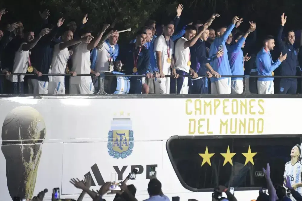 Una multitud recibe a la victoriosa selección argentina