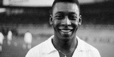 Muere «el rey» Pelé, el único futbolista que ganó 3 Mundiales (y al que sólo le faltó «jugar en la Luna»)