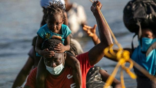 Estados Unidos suspende deportaciones de haitianos