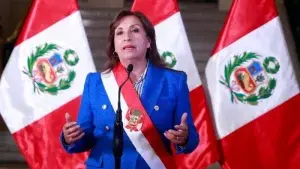 La presidenta de Perú plantea adelantar elecciones a diciembre de 2023