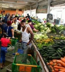 Familias reducen  comidas por crisis