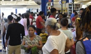 Las tiendas se llenan tras acercarse el día de Navidad