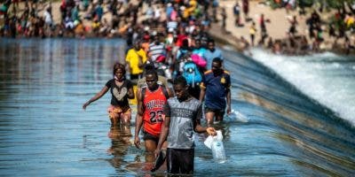 Fiscales piden a una corte congelar programa migratorio que beneficia haitianos