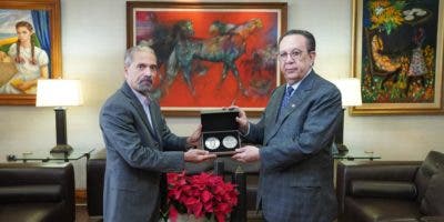 Efemérides Patrias reconoce con símbolos al gobernador del Banco Central