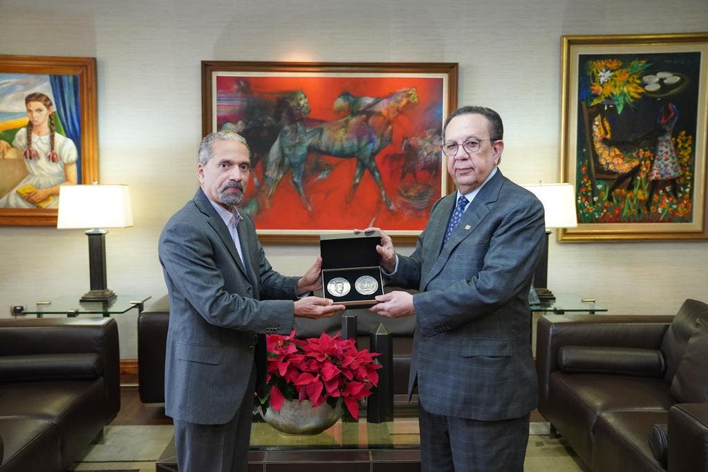 Efemérides Patrias reconoce con símbolos al gobernador del Banco Central