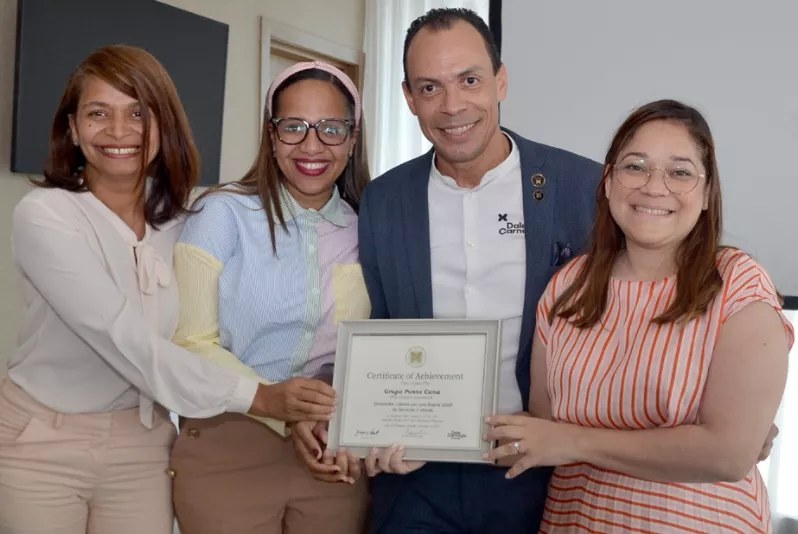 César Cordero entrega reconocimiento al Grupo Punta Cana.