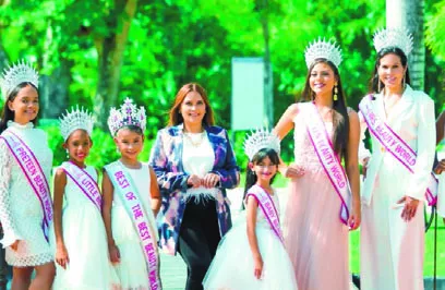 Parte de las reinas que participaron en el certamen de belleza. Parte de las reinas que participaron en el certamen de belleza.