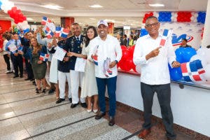 A ritmo de bailes típicos dan bienvenida a dominicanos residentes en el exterior