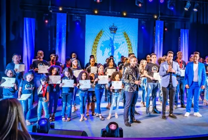 Entrega de diplomas a los niños y  jóvenes.