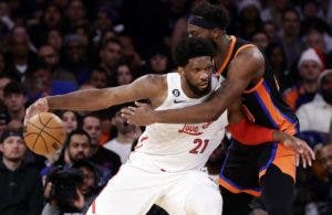 Joel Embiid guía el   triunfo de 76ers sobre los Knicks