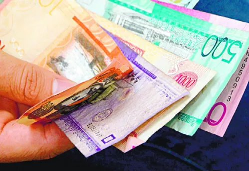“Tengo casi 30 años aquí y gano RD$9,500”: camillero, uno de los tantos trabajadores olvidados