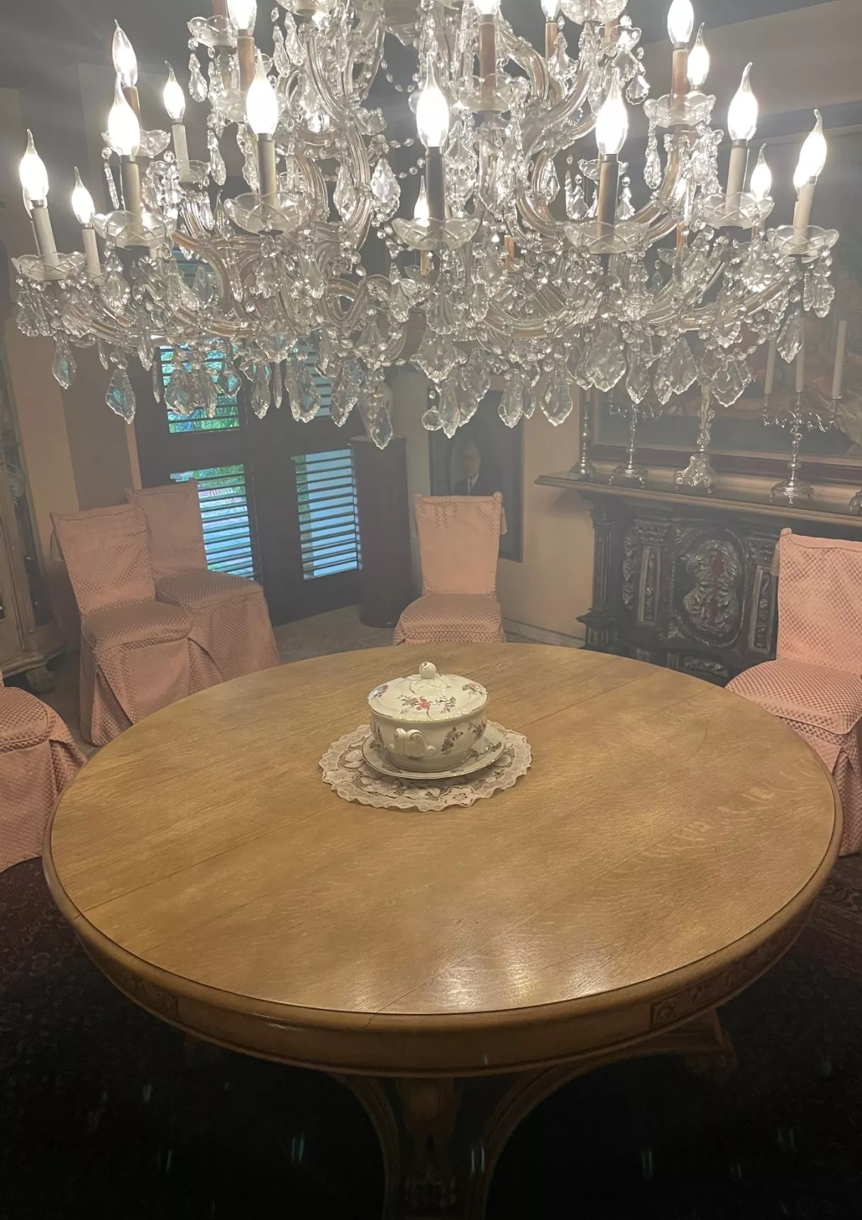 La mesa de comedor redonda y la araña de lágrimas de cristal. La mesa de comedor redonda y la araña de lágrimas de cristal.