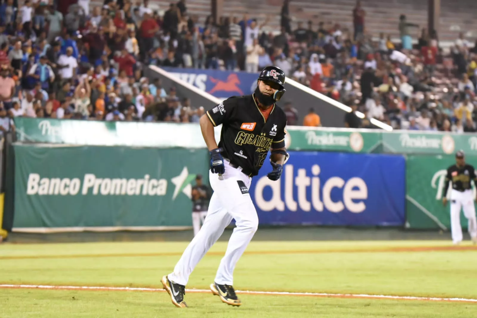 Con jonrón de Navarro Gigantes defienden su casa frente a Licey y ganan 4-2