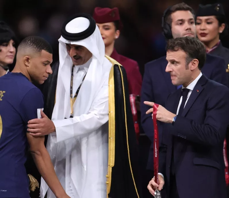 Un triste Mbappé recibe el consuelo presidente Macron