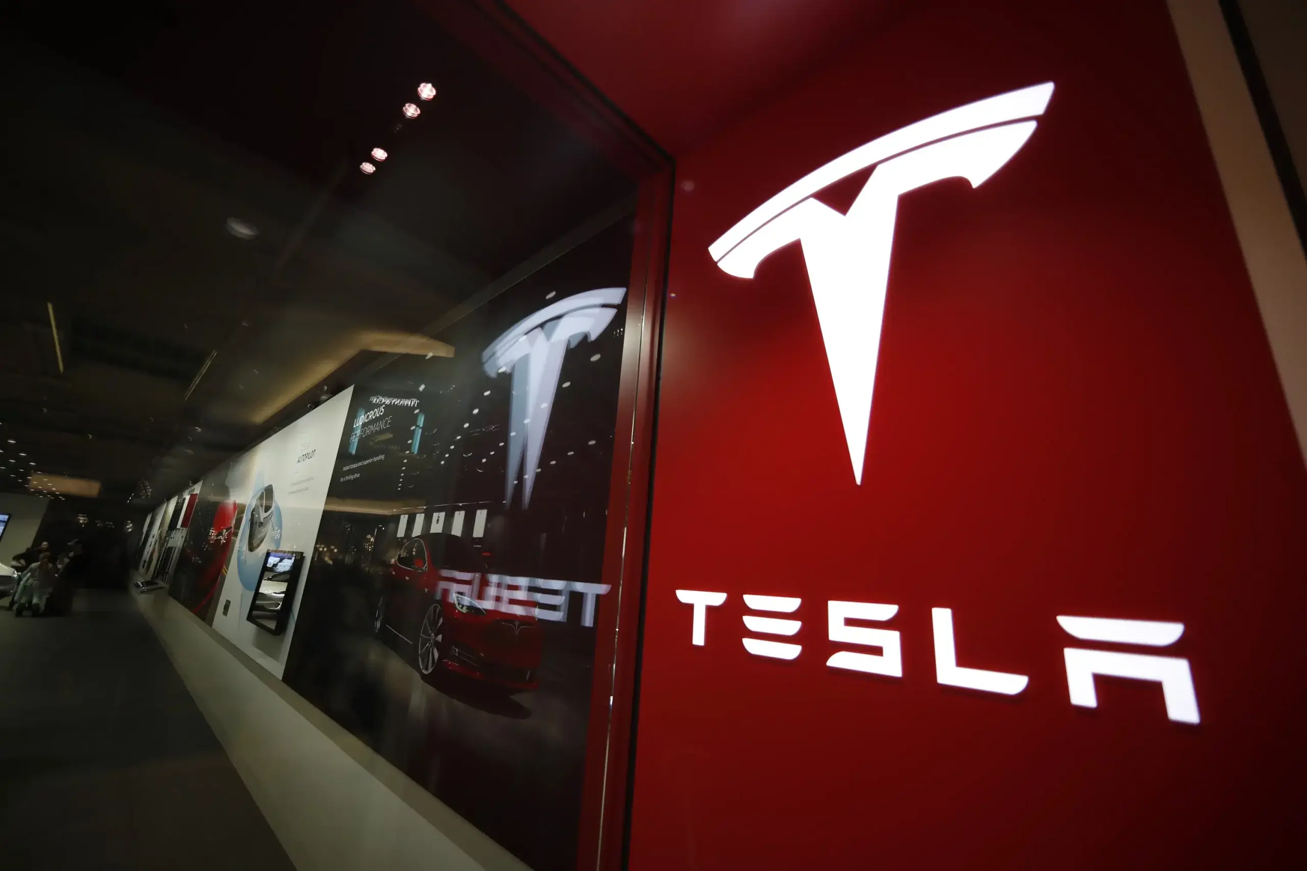 Las acciones de Tesla han caído casi 70% en el año