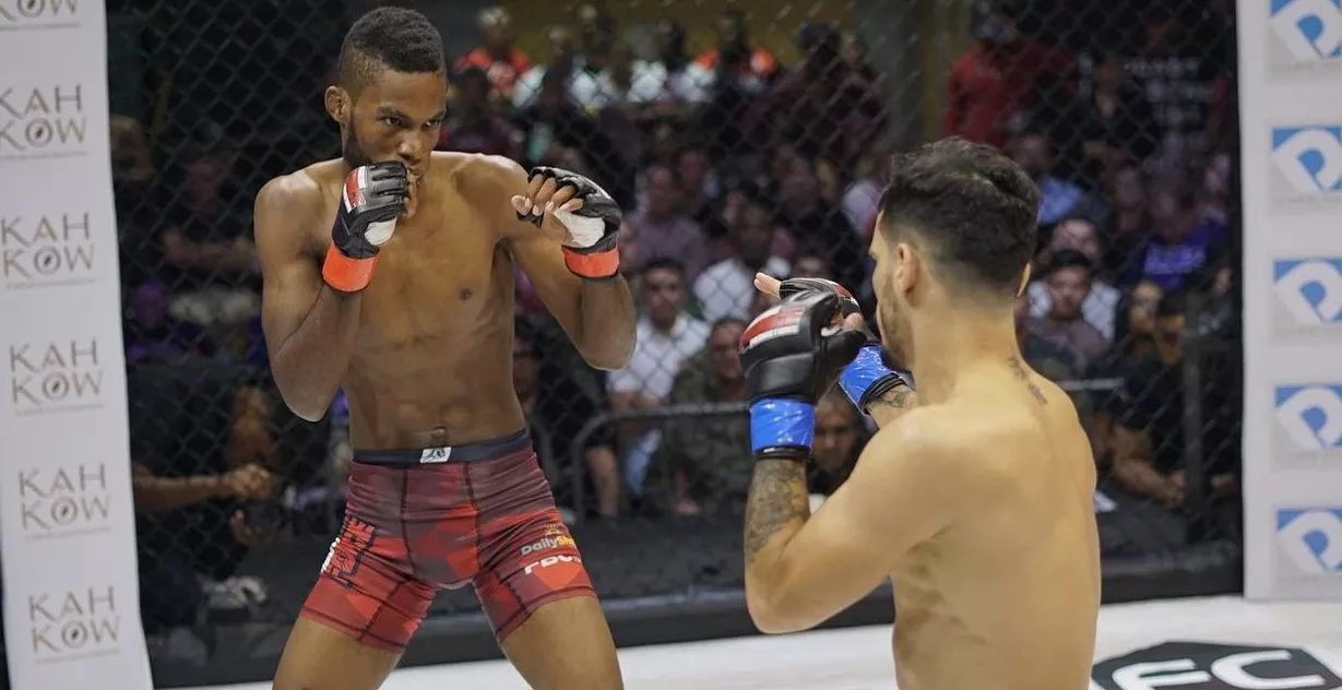 Combate estelar entre el dominicano Miguel Angel Sosa y el venezolano Franklin Mireles.