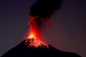 El volcán de Fuego en Guatemala entra en fase de erupción con flujos de lava