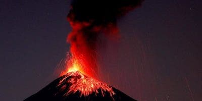 El volcán de Fuego en Guatemala entra en fase de erupción con flujos de lava