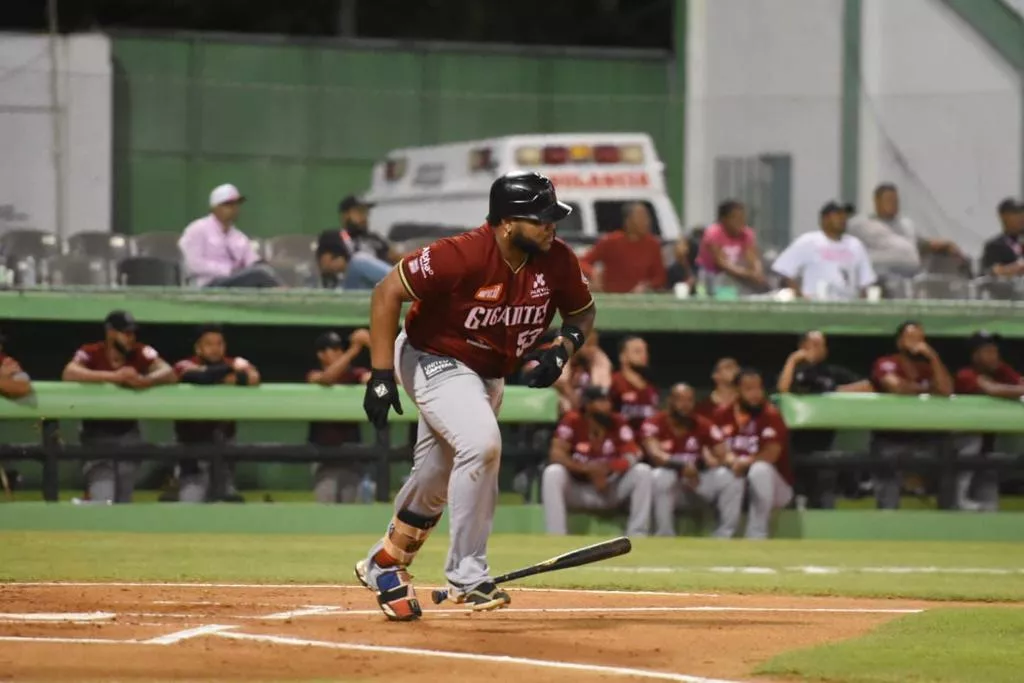 Edwin Espinal remolca dos y da victoria a Gigantes sobre Estrellas