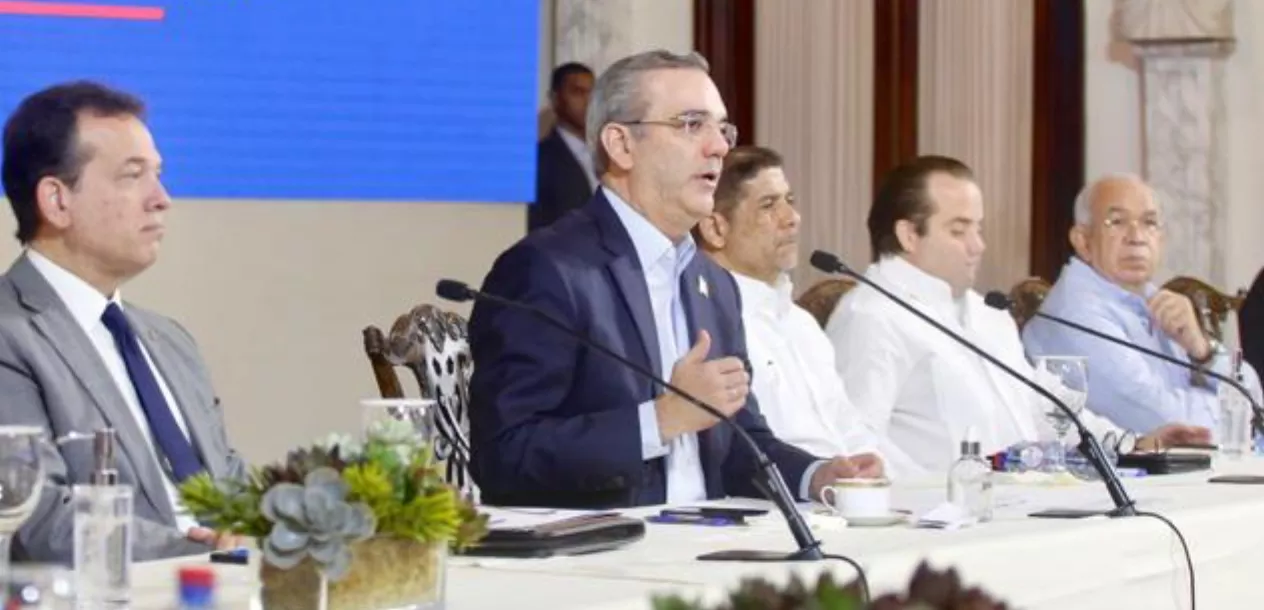 El presidente Abinader, acompañado de varios ministros, mientras anunciaba paquete de medidas por inflación. archivo